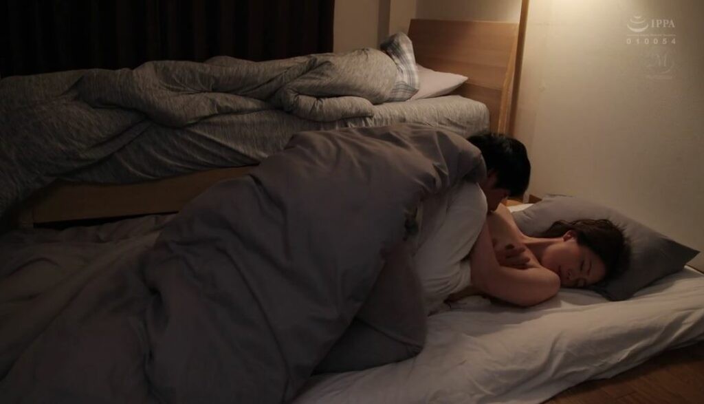 Poster of Vợ địt nhau với anh trai mới quen khi chồng đang ngủ say trên giường